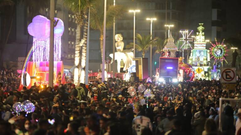 Abarrotan el malecón por el desfile de Carnaval de Mazatlán