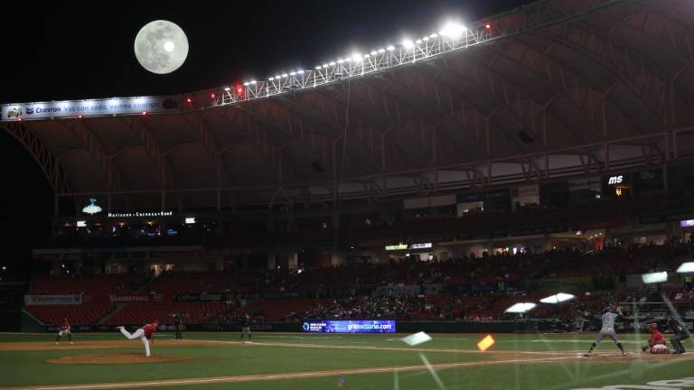 Con la luna llena de fondo, Venados de Mazatlán logró el triunfo con el que se aseguró la serie en casa ante Sultanes de Monterrey.