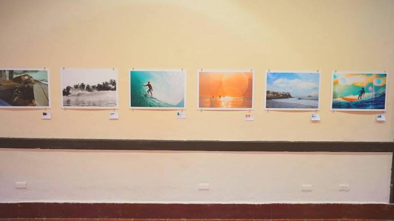 La exposición de arte y fotografía “Olas y Océanos”, se inauguró en Casa Haas.