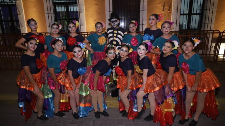 Disfrutan mazatlecos y turistas de la Callejoneada