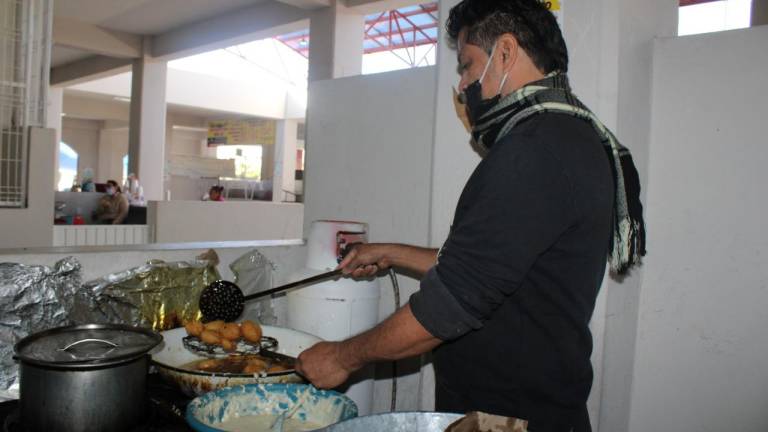 El atole, gorditas y bollitos es una tradición en el mercado Miguel Hidalgo, en Escuinapa