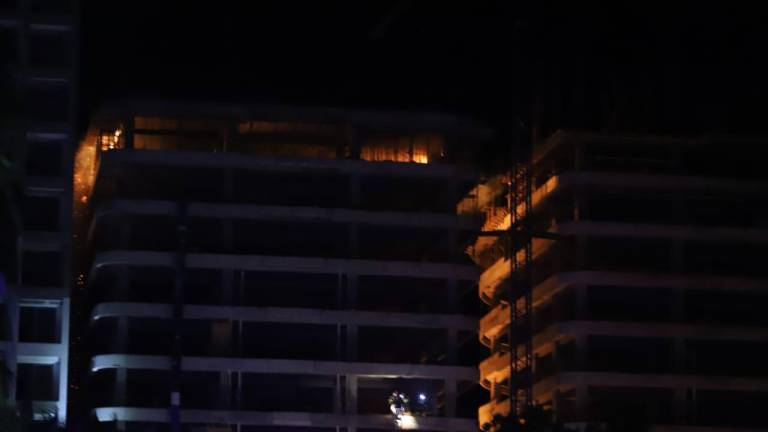 Se incendia piso 12 de torre en construcción en Playa Brujas, en Mazatlán; ven riesgo de colapso
