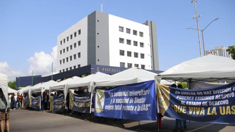 Trabajadores de la UAS se instalaron frente a la Fiscalía General del Estado para protestar contra el proceso penal que enfrenta el Rector Jesús Madueña; duraron ahí menos de una hora.