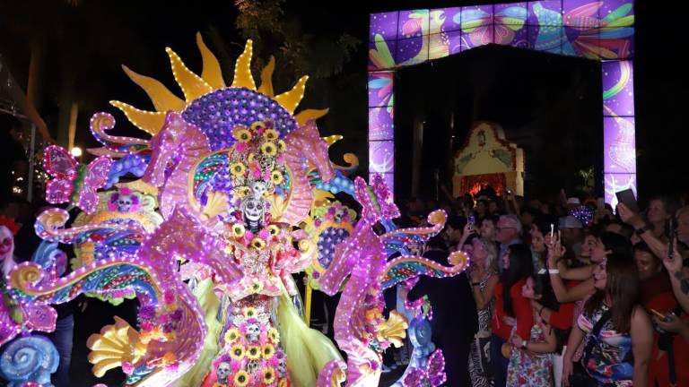 Vive el Centro Histórico de Mazatlán la tradicional Callejoneada del Día de Muertos