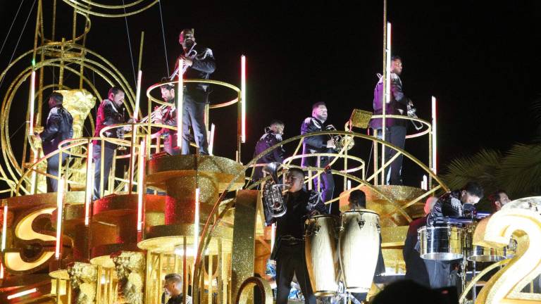 Brilla la Banda MS en el tradicional desfile del Carnaval de Mazatlán