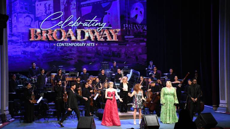 En el elenco, el mexicano triunfador en Broadway, Mauricio Martínez, Laura Strickling, Dory Lorenz, Campbell Walker, Kelli Rabke y la compositora Zina Goldrich.