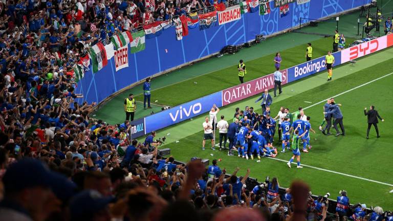 Los seleccionados italianos se desbordaron en festejos tras el agónico gol que los pone en la siguiente ronda.