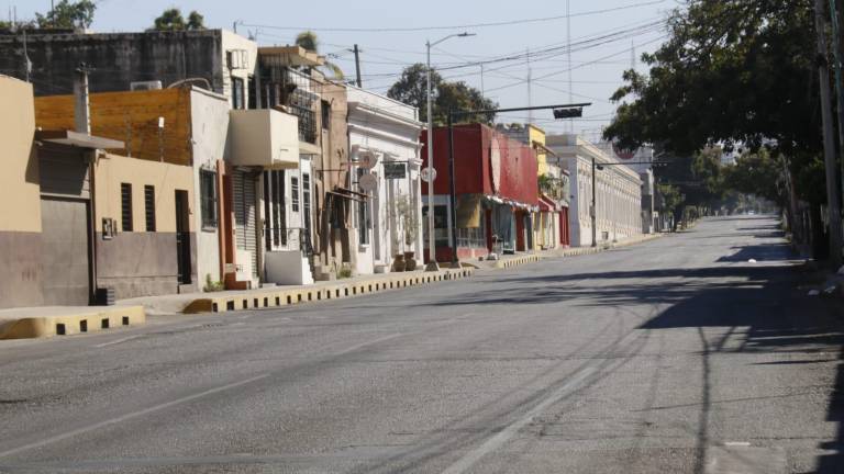 Calle desolada en el Centro de Culiacán tras la jornada violenta que se ha vivido este jueves.