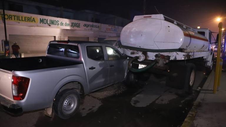 Camioneta choca contra pipa estacionada en Mazatlán