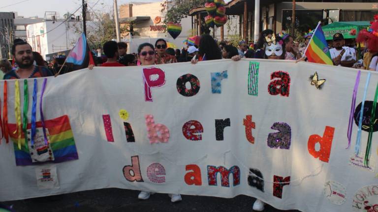 Con banderas y pancartas, un gran contingente se manifestó en Culiacán para conmemorar la décima primera edición de la Marcha por la Diversidad.