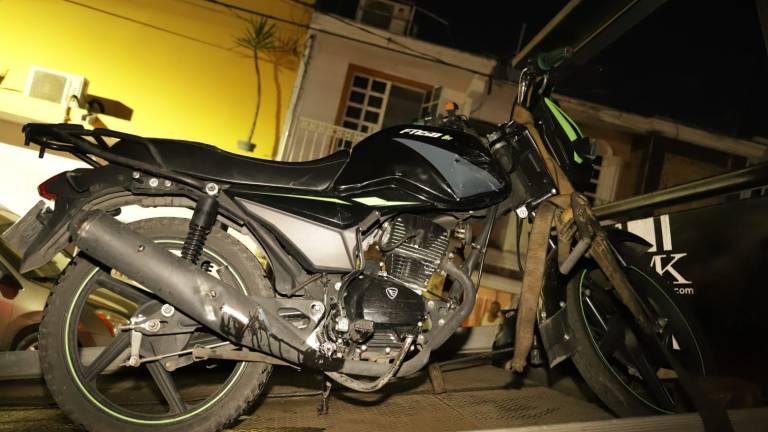 El motociclista Jonathan, de 17 años, fue atendido en el lugar y trasladado a un hospital tras el accidente en la colonia 12 de Mayo.