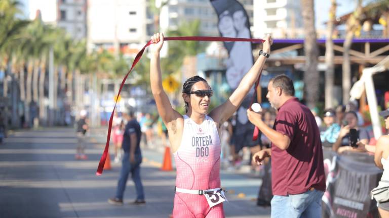 César Ortega llega triunfal a la meta.