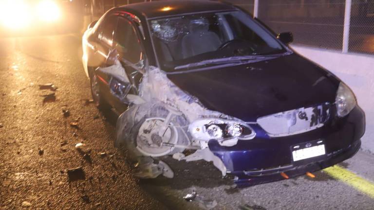 El conductor del automóvil Toyota Corolla perdió el control y chocó por alcance contra la defensa trasera del segundo remolque tipo cisterna.