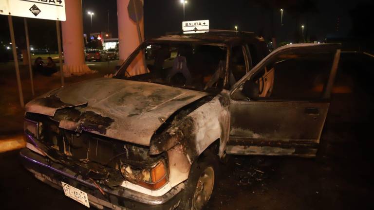 Los ocupantes de la camioneta fueron alertados por otros conductores del humo que salía debajo del vehículo.