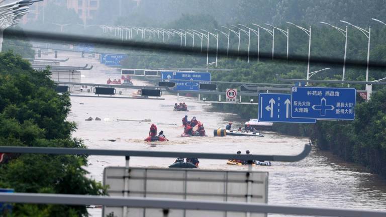 La policía local está utilizando botes de rescate para evacuar a los afectados, incluidos algunos atrapados por más de dos días.