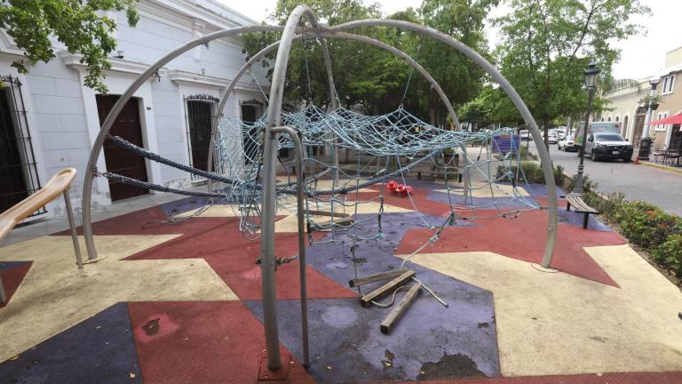 Destruidos e inutilizables, continúan juegos del parque Venustiano Carranza en Centro Histórico de Mazatlán