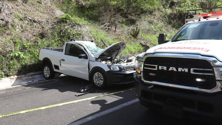 Roca aplasta camioneta en la Durango-Mazatlán y provoca muerte de conductor