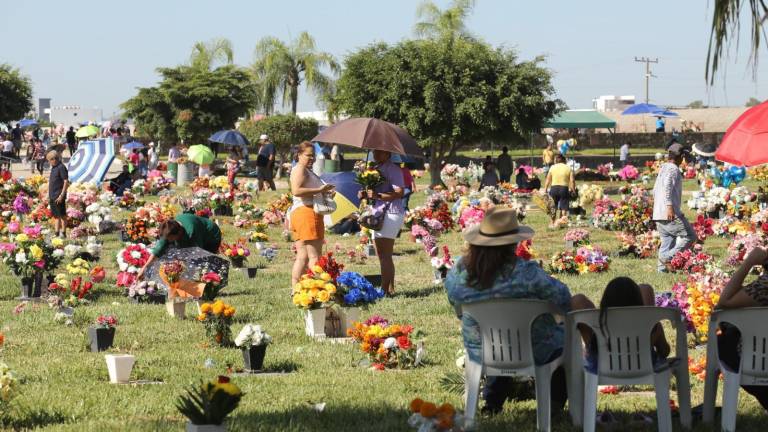 Los panteones de Sinaloa lucieron con gran afluencia durante la celebración del Día de Muertos.