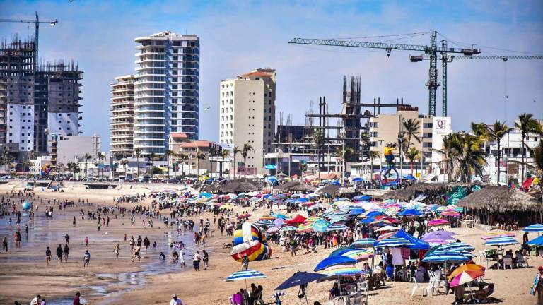 Turistas carnavaleros abarrotan las playas de Mazatlán.