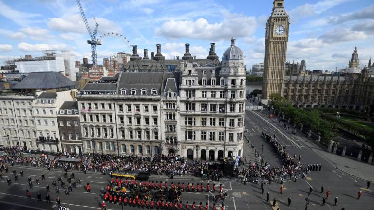 El ataúd de la Reina Isabel II es llevado en procesión a Westminster Hall