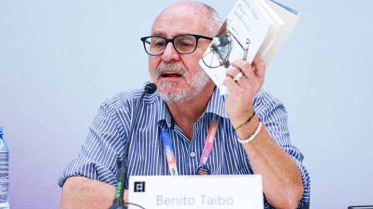 ‘La poesía sirve para iluminar el mundo’: Benito Taibo