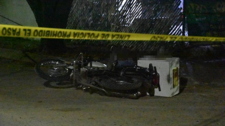 Atacan a balazos a motociclista; muere en las calles de Prados del Sur en Culiacán