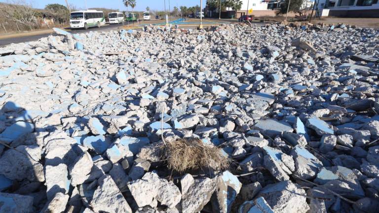 Un montón de concreto destruido se observa en la zona.