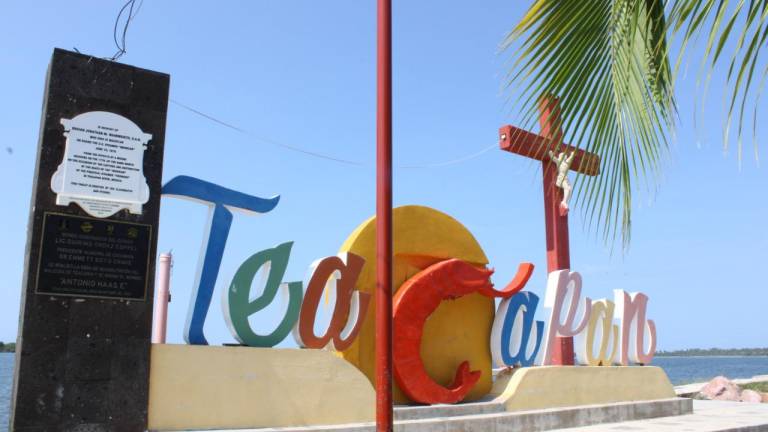 En Teacapán se ofrecen paseo en lancha a esteros para conocer la diversidad de aves, de manglares, paseos en kayac, pesca recreativa y el uso de bananas en playa.