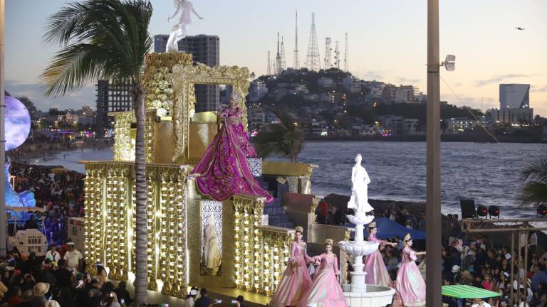 Atrae a miles el desfile del Carnaval de Mazatlán; Los Papaquis abren paso a la carroza real