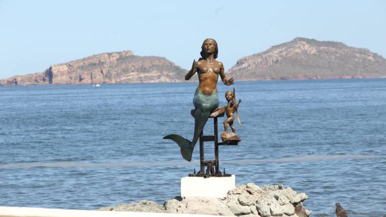 El cupido que posa al lado de la Diosa de los Mares fue mutilado del brazo izquierdo.