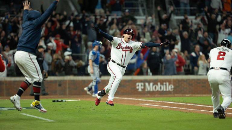 Los Bravos derrotan a Dodgers por 3-2.