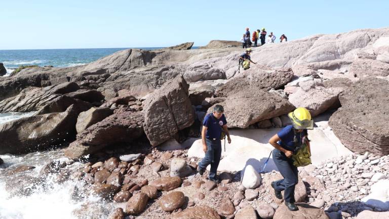 Joven muere tras caer entre las rocas desde el cerro de Playa Brujas en Mazatlán