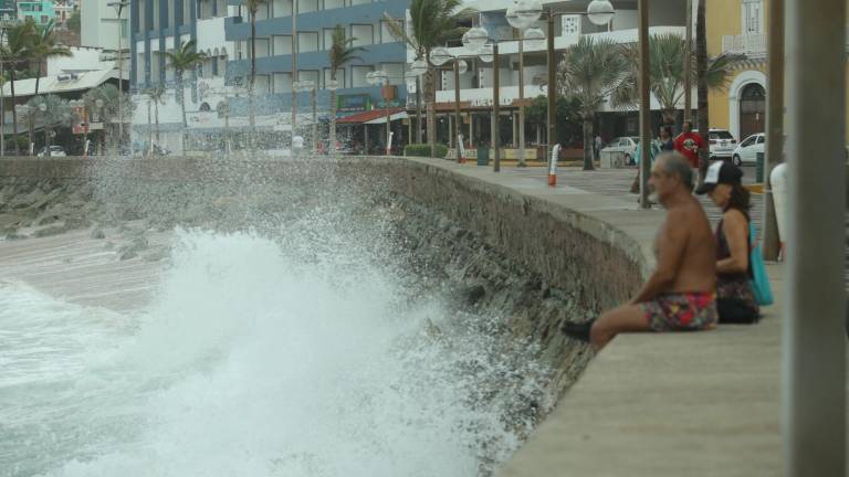 Mazatlán vivió fuertes vientos y oleajes durante las primeras horas del viernes