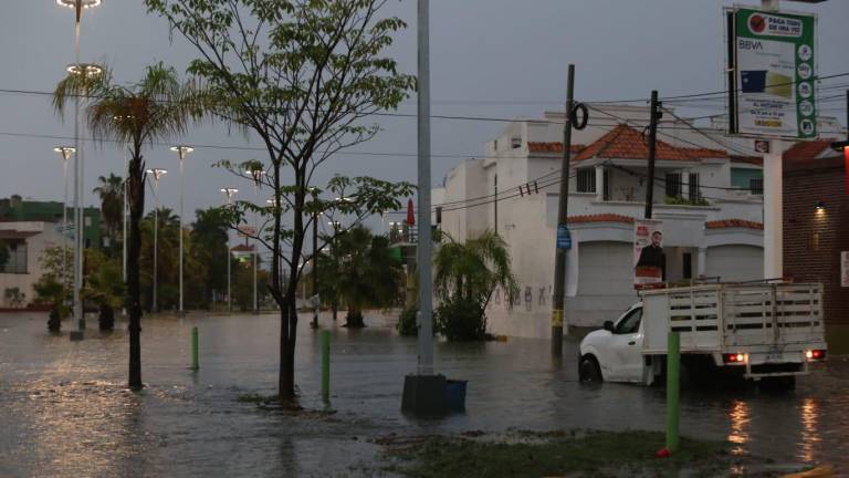 Las vialidades anegadas provocaron que algunos vehículos se quedaran atorados en el agua.