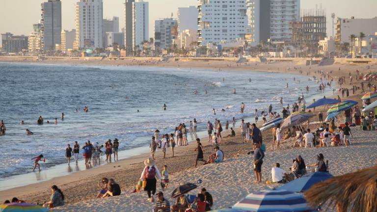 Aunque en menor cantidad que en otros fines de semana, decenas de personas disfrutan de las playas del puerto.