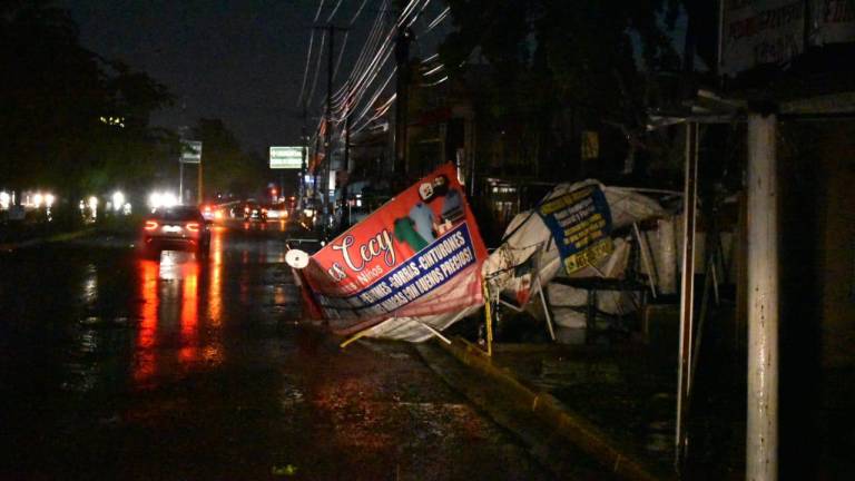 Durante la lluvia del jueves por la noche, en Culiacán, los vientos derribaron algunos anuncios, mientras que las precipitaciones inundaron vialidades.