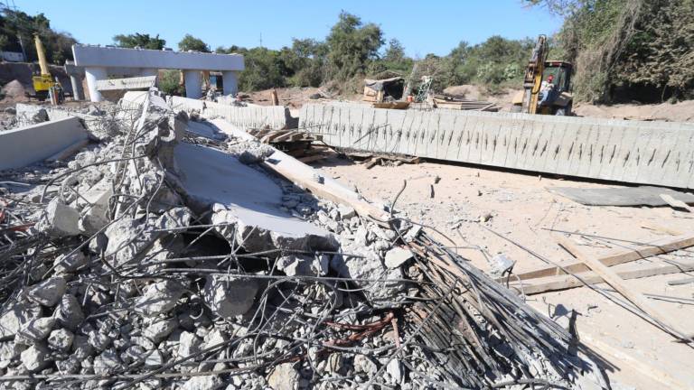 Las vigas colapsadas en el puente El Quelite, ya fueron demolidas para su reposición.