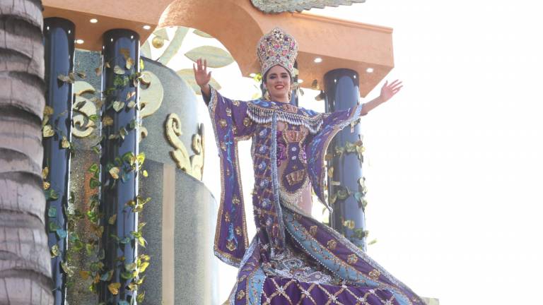 Alejandra Tirado, Reina del Carnaval Internacional de Mazatlán 2023, fue la más esperada por el público en el malecón.