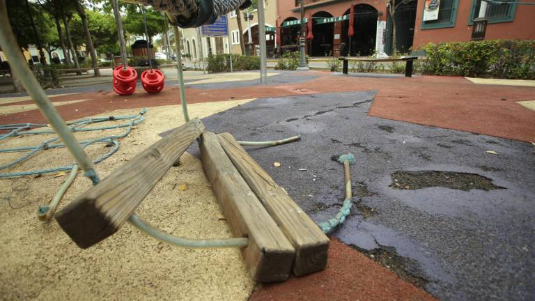 Los juegos del parque Venustiano Carranza, en el Centro Histórico de Mazatlán, están destruidos.