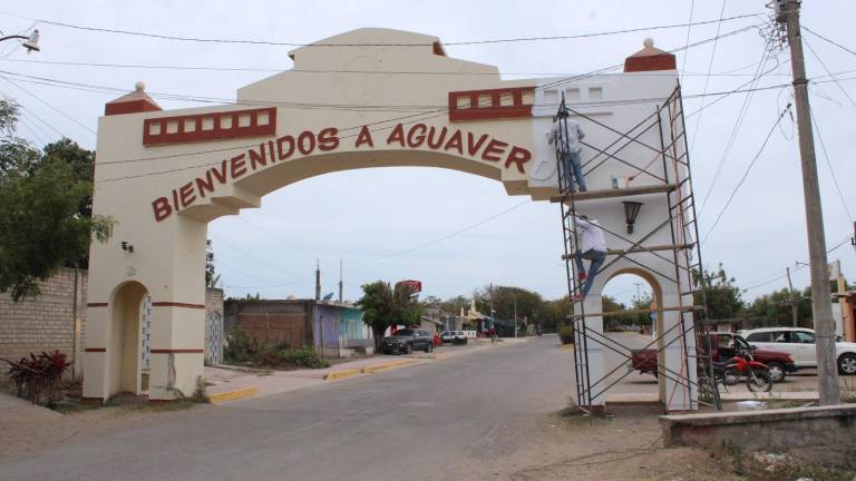 El reconocido pintor Sergio Ramírez reviste con su arte los arcos de la sindicatura de Agua Verde