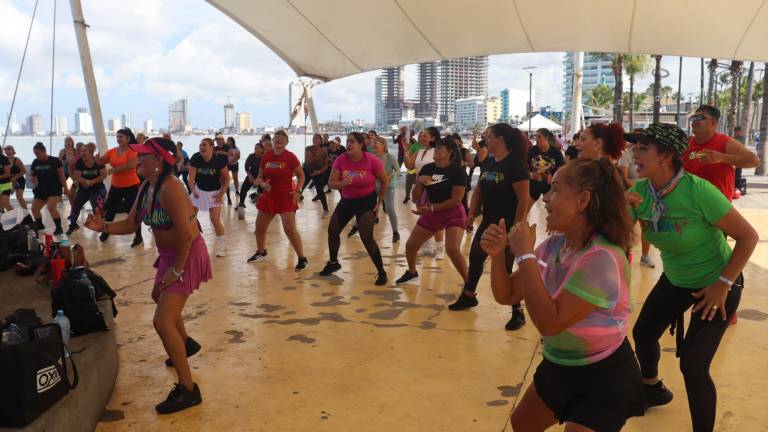 Bailan en favor de niños con discapacidad, en Playa Norte