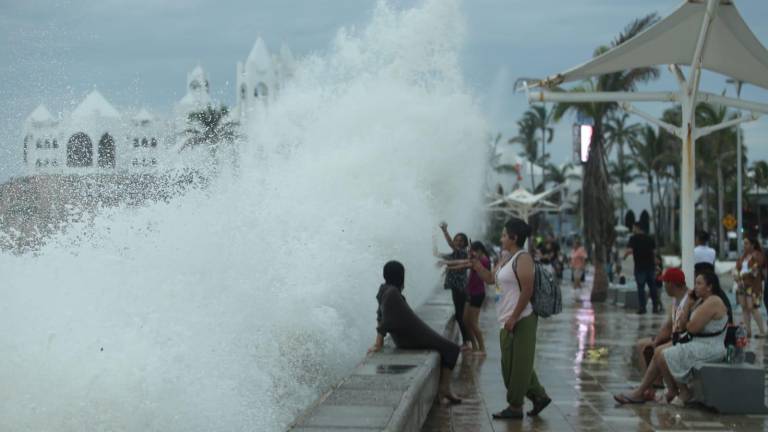 Durante la tarde del martes, el fuerte oleaje en Mazatlán hacía que las olas rompieran en el malecón.