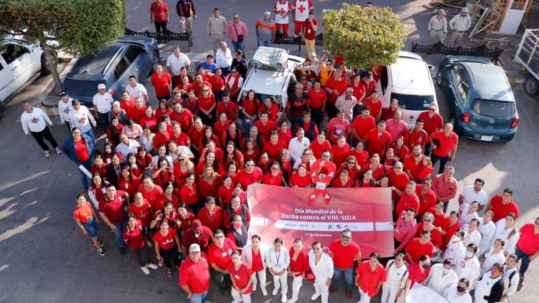 Los participantes en la marcha del Día Mundial de Lucha Contra el VIH-SIDA.