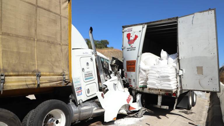 Las unidades sufrieron daños, pero no se reportaron lesionados durante el incidente.