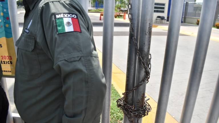 Los agentes de la Fiscalía General del Estado llegaron la mañana de este lunes al campus Buelna con una orden de cateo, la cual no pudieron ejecutar porque estaba cerrado..