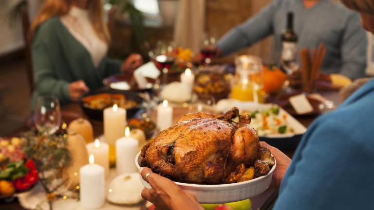 El Día de Acción de Gracias se celebra con un gran banquete en donde el pavo asado y otros platillos son los protagonistas.