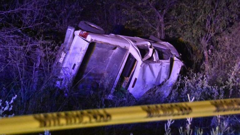 La camioneta volcada quedó a un costado de la carretera que conduce a Sanalona, en Culiacán.