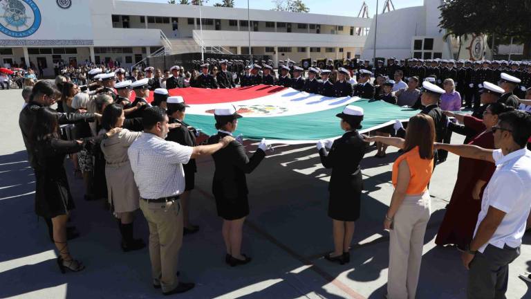 Jura de Bandera de los estudiantes de las licenciaturas de Piloto Naval y Maquinista Naval Generación 2020-2026, en el patio de honor de la Escuela Náutica Mercante.