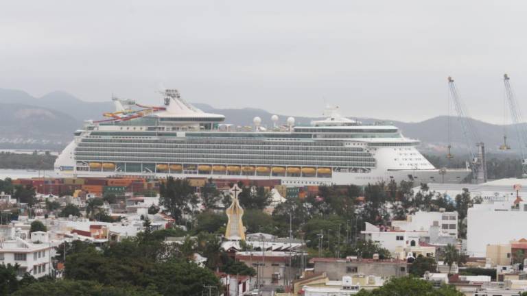 El navío arribó a Mazatlán con mil 570 pasajeros y mil 1170 tripulantes.