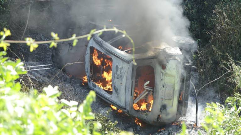 Camioneta vuelca y se incendia en la Autopista Mazatlán-Culiacán; hay dos lesionados